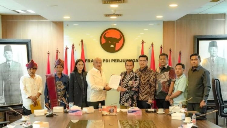 Wakil Ketua Komisi XII DPR RI Donny Maryadi Oekon, anggota Komisi VII DPR RI Bane Raja Manalu, dan anggota Komisi VII DPR RI Maria Lestari saat menerima pengaduan warga soal PT TPL dan PT Gruti. (Foto Ist)