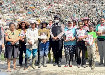 Tim Patroli Srikandi Polwan Polres Pematangsiantar saat bagikan sembako kepada masyarakat pemulung TPA Tanjung Pinggir