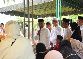 Wali Kota Tanjungbalai Mahyaruddin Salim didampingi Kepala Inspektorat Indra Halomoan Nasution, Plt Kadis Dukcapil Heri Antoni dan OPD terkait melayat ke rumah duka keluarga Alm. H Arbin Ariyadi Sitompul