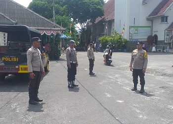 Perwira pengawas (Pawas) dan personil piket jaga melaksanakan patroli gereja