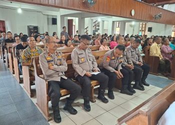 Wakapolres Pematangsiantar Kompol Hendrik Situmorang MM bersama Kapolsek Siantar Selatan IPTU Priston Simbolon mengikuti ibadah minggu di Gereja GKPI