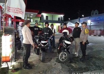 Piket Bhabinkamtibmas AIPDA Erik Marbun, BRIPKA Asril Manurung dan BRIPKA Pardamean Butar Butara melasakana Blue Light Patrol