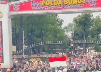 Ratusan massa driver ojek online (ojol) aksi di Polda Sumut untuk menuntut keadilan atas meninggalnya Affan Kurniawan dilindas mobil rantis Brimob di Jakarta. (Foto Ist)