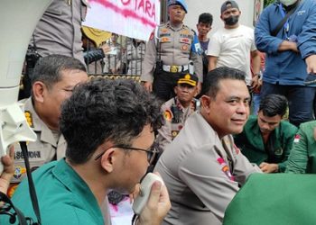 Kapolda Sumut, Irjen Pol Whisnu Hermawan Februanto duduk lesehan saat menemui massa mahasiswa yang berunjuk rasa di Polda Sumut. (Foto Ist)