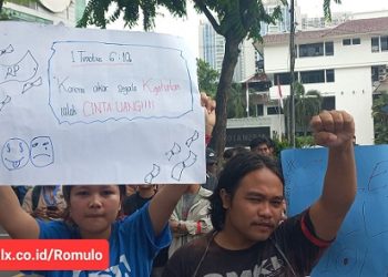 Massa GMKI yang melakukan aksi unjuk rasa di depan kantor DPRD Kota Medan untuk menyampaikan sepuluh tuntuntan, salah satunya dugaan pemerasaan empat anggota DPRD Kota Medan. (Foto Romulo)