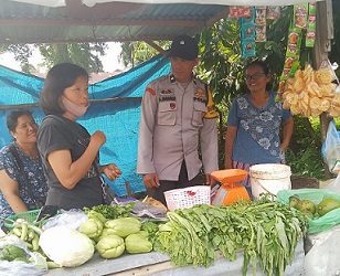Bhabinkamtibmas Kelurahan Suka Maju Aipda Adilman Manalu sambangi pedagang kaki lima di Jalan Farel Pasaribu Lapangan Bola Atas