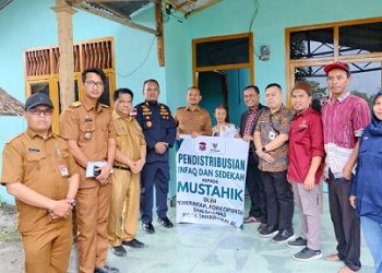 Wali Kota Tanjungbalai Mahyaruddin Salim secara simbolis menyerahkan Bantuan Baznas kepada Lansia