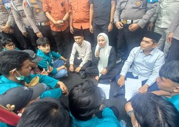Ketua DPRD Sumut Erni Ariyanti Sitorus hadir didampinggi Wakil Ketua DPRD Sumut Salman Alfarisi dan Ihwan Ritonga duduk lesehan menerima aspirasi mahasiswa UNIMED. (Foto Romulo)