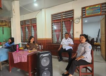Anggota Komisi 2 DPRD Kota Medan Binsar Simarmata berbincang bersama Kepala SDN 066656 Astrid Lasurofa Peranginangin dan salah satu guru, Tetty Saragih usai meninjau ruang kelas yang sudah selesai direhab. (Foto Ist)