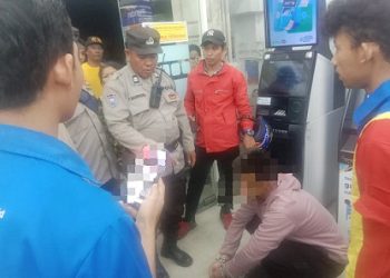 PS. Kanit Binmas AIPTU P. Manurung bersama personil piket jaga dan Bhabinkamtibmas saat membawa terduga pelaku RSYP cek TKP di Indomaret Jalan Gereja