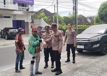 Kabag Ops AKP Ilham Harahap SH. MH bersama Kasubbag Dalops AKP Bangun R. Simanjuntak, Paur Kerma IPTU P. Manurung dan Staff saat berikan bansos kepada Ojek Online