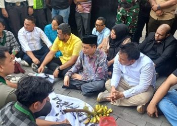 Pimpinan DPRD Kota Medan dari Fraksi Partai Golkar, Hadi Suhendra, bersama sejumlah anggota DPRD duduk lesehan dan berdialog dengan massa HMI. (Foto Romulo)