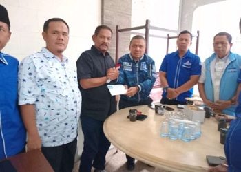 Ketua DPC Partai Demokrat Medan, Iswanda Nanda Ramli, bersama jajaran pengurus dan anggota Fraksi Demokrat DPRD Medan, Muslim Harahap menyerahkan undangan HUT ke-24 Partai Demokrat kepada mantan Wali Kota Medan, Rahudman Harahap. (Foto Ist)