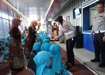 Kasat Lantas IPTU Friska Susana SH bersama Kanit Regident IPTU Elon Sitinjak SH, Kanit Kamsel IPDA Serly Tarigan, Kanit Turjawali IPDA H. Tambunan dan personil menerima kunjungan anak anak TK YPHI