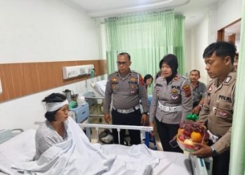 Kasat Lantas IPTU Friska Susana SH bersama Kanit Gakkum IPDA Syah Edi Suranta Purba, SH dan personil menjenguk Ibu Renta Sitohang korban laka lantas