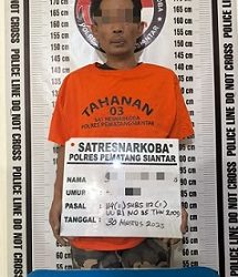 Tersangka S alias Kentos beserta barang bukti
