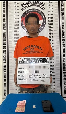 Tersangka S alias Kentos beserta barang bukti
