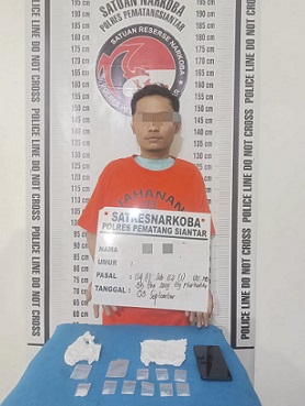 Tersangka PDS alias Pindo beserta barang bukti