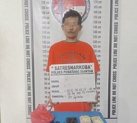 Tersangka TAPS alias Togok beserta barang bukti