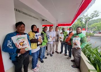 Anggota DPRD Sumut Fraksi Gerindra Budi, S.E., M.M didampingi Ketua Tim Media Indonesia Raya, Rudi Zulham Hasibuan dan jajaran DPD Gerindra Sumut menggelar silaturahmi bersama komunitas Ojol se-Sumut dengan membagikan beras. (Foto Ist)