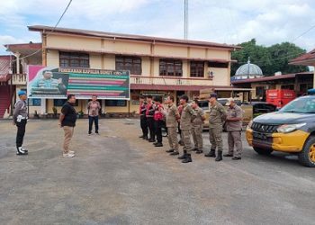 Kasat Intelkam IPTU Harry Isdyanto S.H. MH  berikan arahan kepada para personil yang hendak laksanakan Patroli Skala Besar
