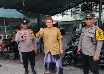 Piket Bhabinkamtibmas AIPTU Hotman Simangunsong SH, Aiptu P. Simanjuntak dan Aipda Yudi P. Wibawa melaksanakan patroli di Mesjid