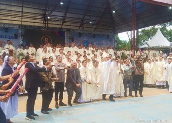 Uskup Agung Medan, Mgr. Kornelius Sipayung, OFM Cap bersama undangan melepas burung merpati