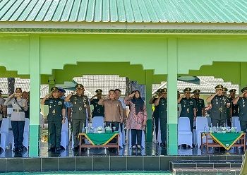 Wakil Wali Kota Herlina menghadiri dan menyaksikan Pelantikan Dikmaba TNI AD 595 prajurit, di Lapangan Jenderal Sudirman Rindam I/BB Pematangsiantar.