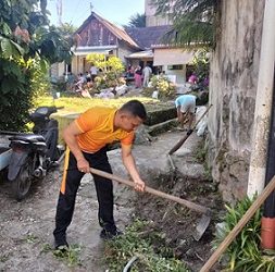 Bhabinkamtibmas Julham Efendi Saragih mengikuti kegiatan gotong royong yang berlangsung di Jalan Medan Area