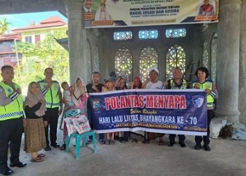 Kasat Lantas IPTU Friska Susana SH bersama Kanit Regident IPTU Elon Sitinjak SH, KBO IPDA Syawaluddin Nasution, Kanit Gakkum IPDA Syah Edy S. Purba SH dan Kanit Kamsel IPDA Serly Tarigan laksanakan Polantas Menyapa Go To Pesantren di Ponpes Modern Terpadu Darul Ihsan Bah Sorma