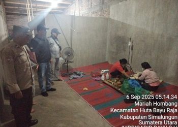  Personil Polsek Tanah Jawa saat olah TKP di rumah korban 