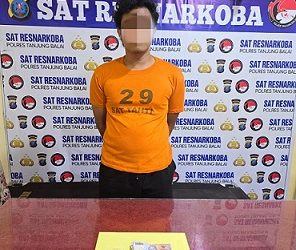 Tersangka S beserta barang bukti