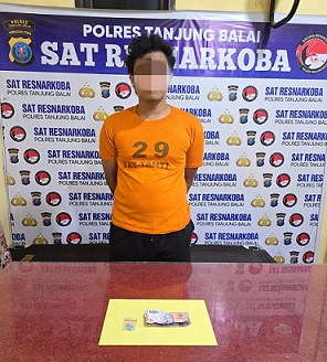 Tersangka S beserta barang bukti