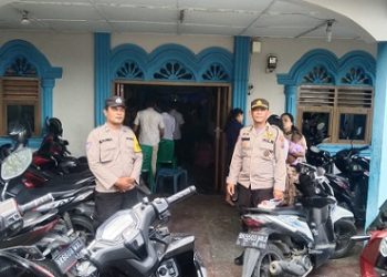 Kanit Binmas IPDA Hotlan Matondang dan AIPTU Budiman Purba melaksanakan patroli dan sambang ke gereja