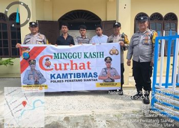 Piket Bhabinkamtibmas AIPTU Poltak Sinambela, AIPDA Ijon Rotuah Saragih dan BRIKA Adilman Manalu melaksanakan kegiatan Minggu Kasih Curhat Kamtibmas di Gereja HKBP Imanuel