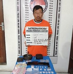 Tersangka MKAT alias Bang Tanjung beserta barang bukti 