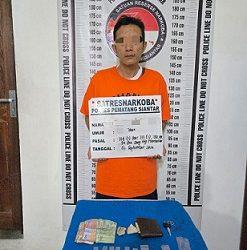 Tersangka JA alias Tara beserta barang bukti