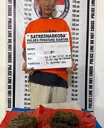 Tersangka MIS beserta barang bukti