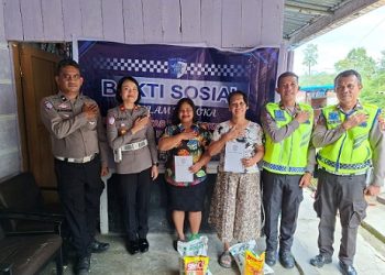 Kasat Lantas Iptu Devi Siringo Ringo, S.H. S.Sos. M.H bersama personil saat laksanakan Baksos kepada relawan laka lantas
