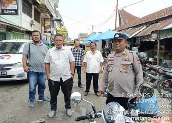Kasub Sektor Pasar Horas AIPTU Edi Syahputra SH melaksanakan patroli jalan kaki siang hari diseputaran Pasar Horas
