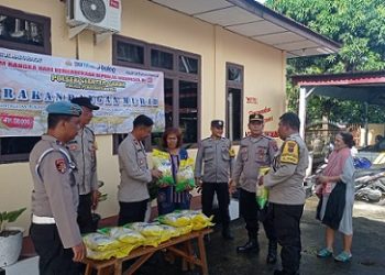 Kapolsek Siantar Barat IPTU Raja Kaya Haloho SH. MH bersama personil saat laksanakan Gerakan Pangan Murah (GPM) kepada masyarakat 