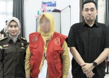 Kejari Belawan, menahan Kepsek SMA Negeri 16 Medan berinisial RA terkait dugaan tindak pidana korupsi pengelolaan dana BOS tahun anggaran 2022 hingga 2023. (Foto Ist)