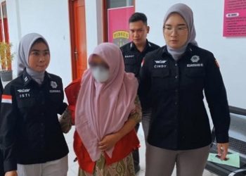 Mantan Kepala SMA Negeri 19 Medan berinisial RN ditahan sebagai tersangka dugaan korupsi Dana Operasional Sekolah (BOS) di SMA Negeri 19 periode 2022 - 2023, Selasa (Foto Ist)