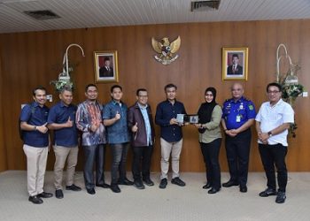 Pansus Pencegahan dan Penanggulangan Kebakaran (P2K) DPRD Kota Medan, Lailatul Badri menyerahkan plakat kepada Yusrizal perwakilan PT Pelindo usai rapat Pansus Pembahasan Ranperda Kota Medan tentang Pencegahan dan Penanggulangan Kebakaran, Selasa (9/9/2025) di Ruang Rapat Badan Musyawarah DPRD Kota Medan. (Foto Romulo)