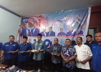 Ketua DPC Partai Demokrat Medan, Iswanda Nanda Ramli beserta para pengurus menggelar peringatan HUT ke-24 Partai Demokrat secara sederhana. (Foto Romulo)