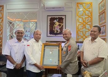 Ketua SMSI Banten, Lesman Bangun, didampingi Ketua SMSI Kabupaten Serang, Wisnu Anggoro berikan penghargaan “Sahabat Pers Indonesia” kepada Kapolres Serang, AKBP Condro Sasongko, S.H. S.I.K. M.H. M.Si