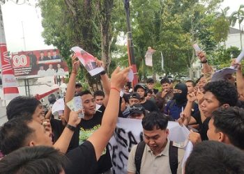 Puluhan massa mahasiswa mengeruduk Kantor DPD Partai Gerindra Sumut. (Foto Ist)