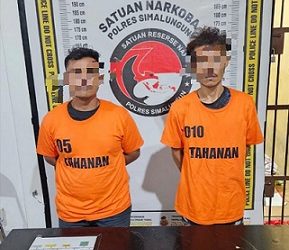 Tersangka Janu Pratama dan Hari Asmana Siregar beserta barang bukti