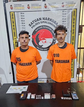 Tersangka Janu Pratama dan Hari Asmana Siregar beserta barang bukti