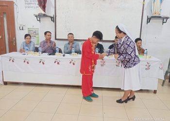  Anggara Enki Tamba atau Anggara Tamba saat mendapatkan dukungan dan doa dari Kepala SMP Cinta Rakyat Suster Theodora Bia Luan 